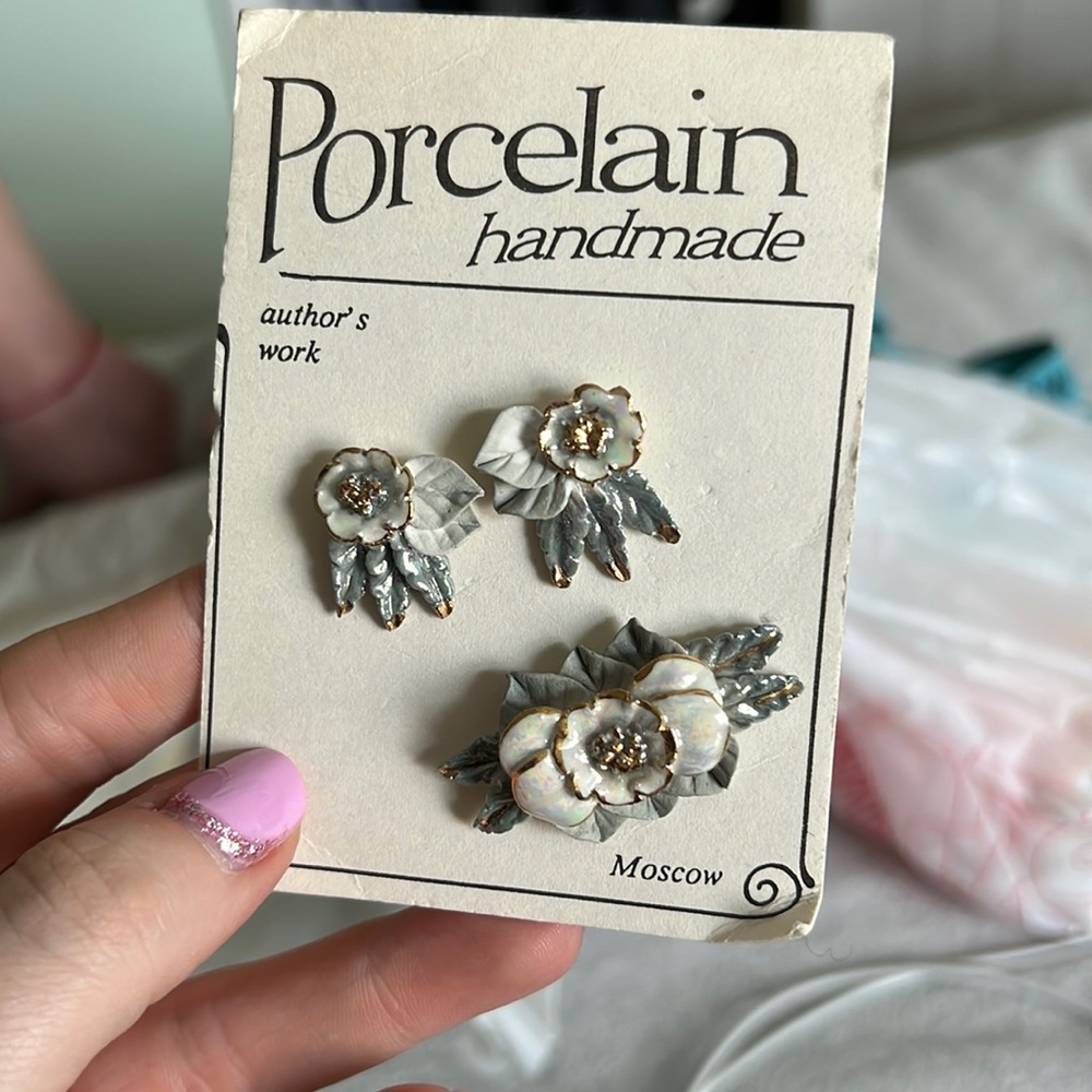 Porcelain handmade set of earrings and broche